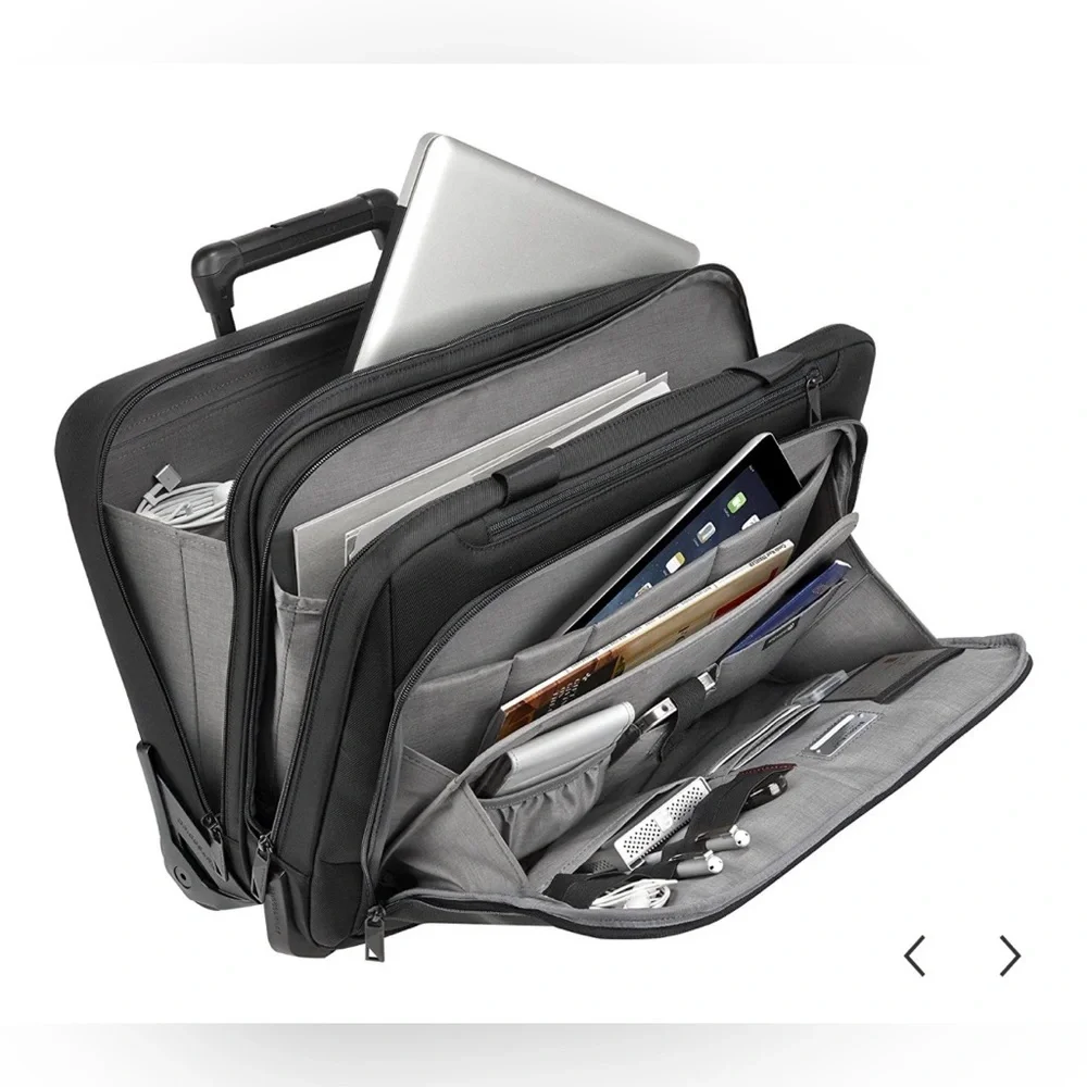 Briggs & Riley Black Navigate Rolling Case